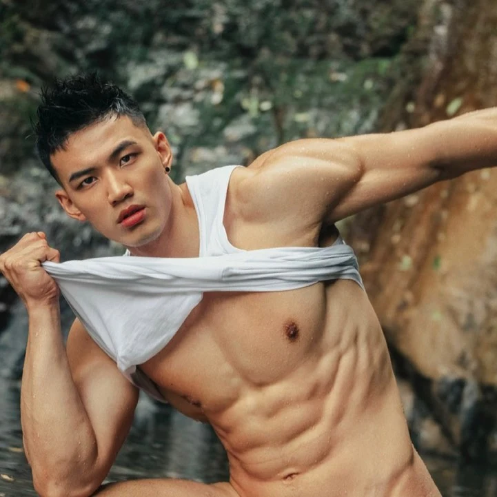 黄欣元本人 Instagram 历史原帖中的白色背心正面身材照片