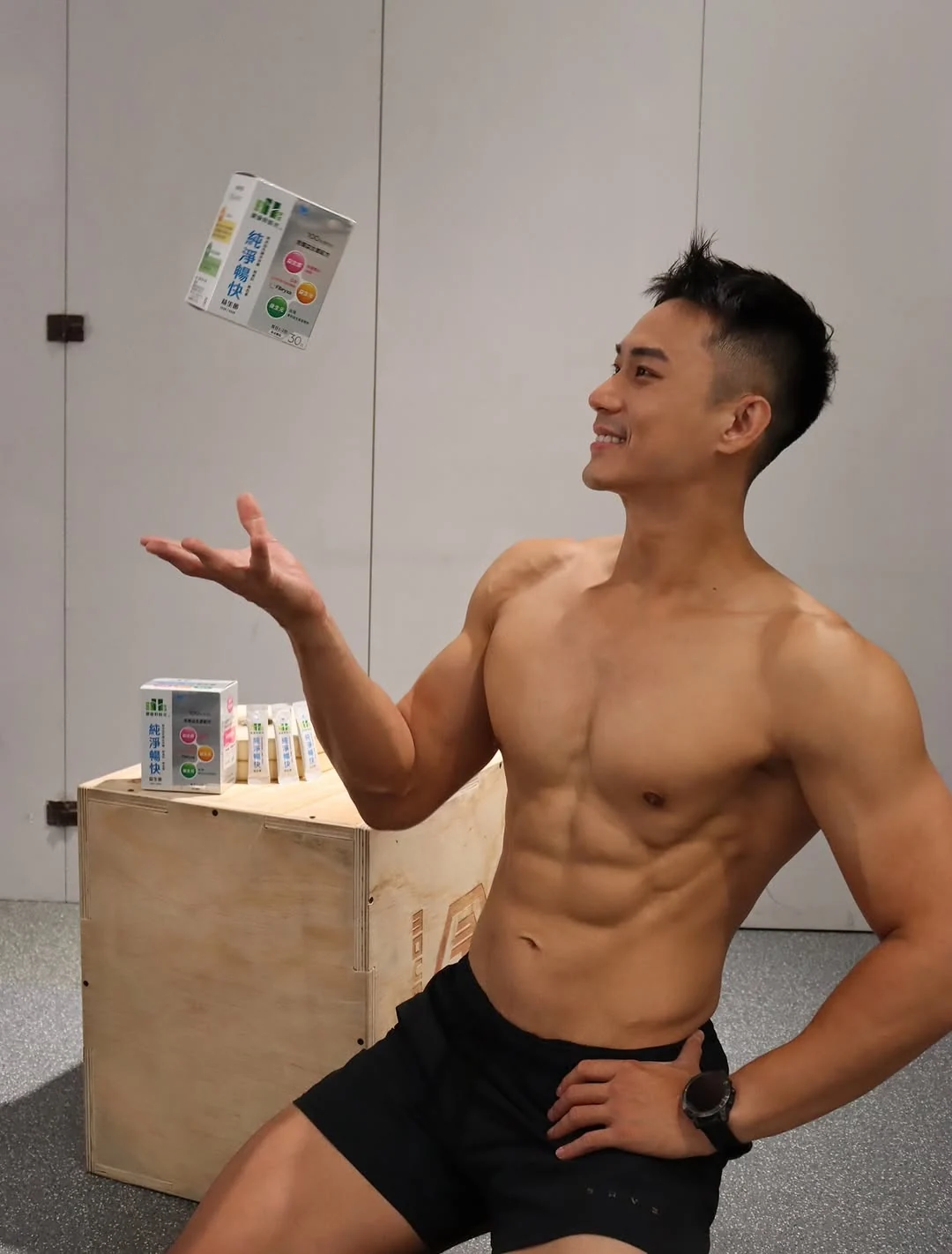 阿元 Darren 赤裸上身坐在椅子上，穿着黑色短裤，展示胸腹肌肉线条