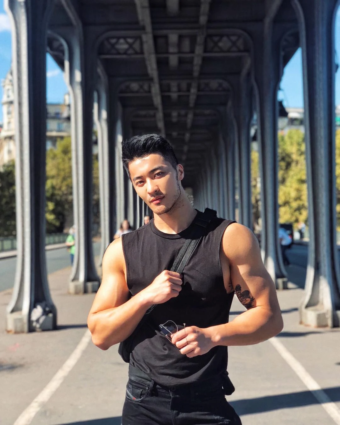 樊野在本人 Instagram 发布的黑背心半身历史照片