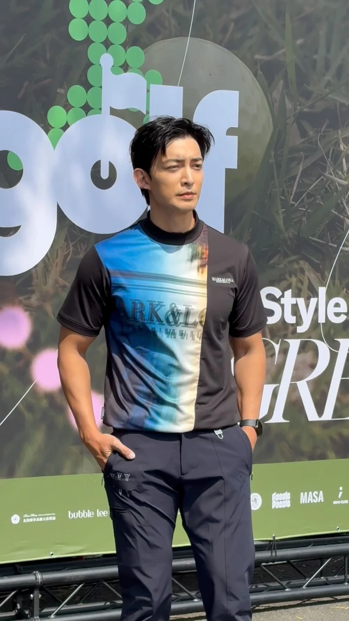 王家梁穿短袖运动上衣与深色长裤，在 GQ Golf 活动现场站立；本人公开视频的静态封面