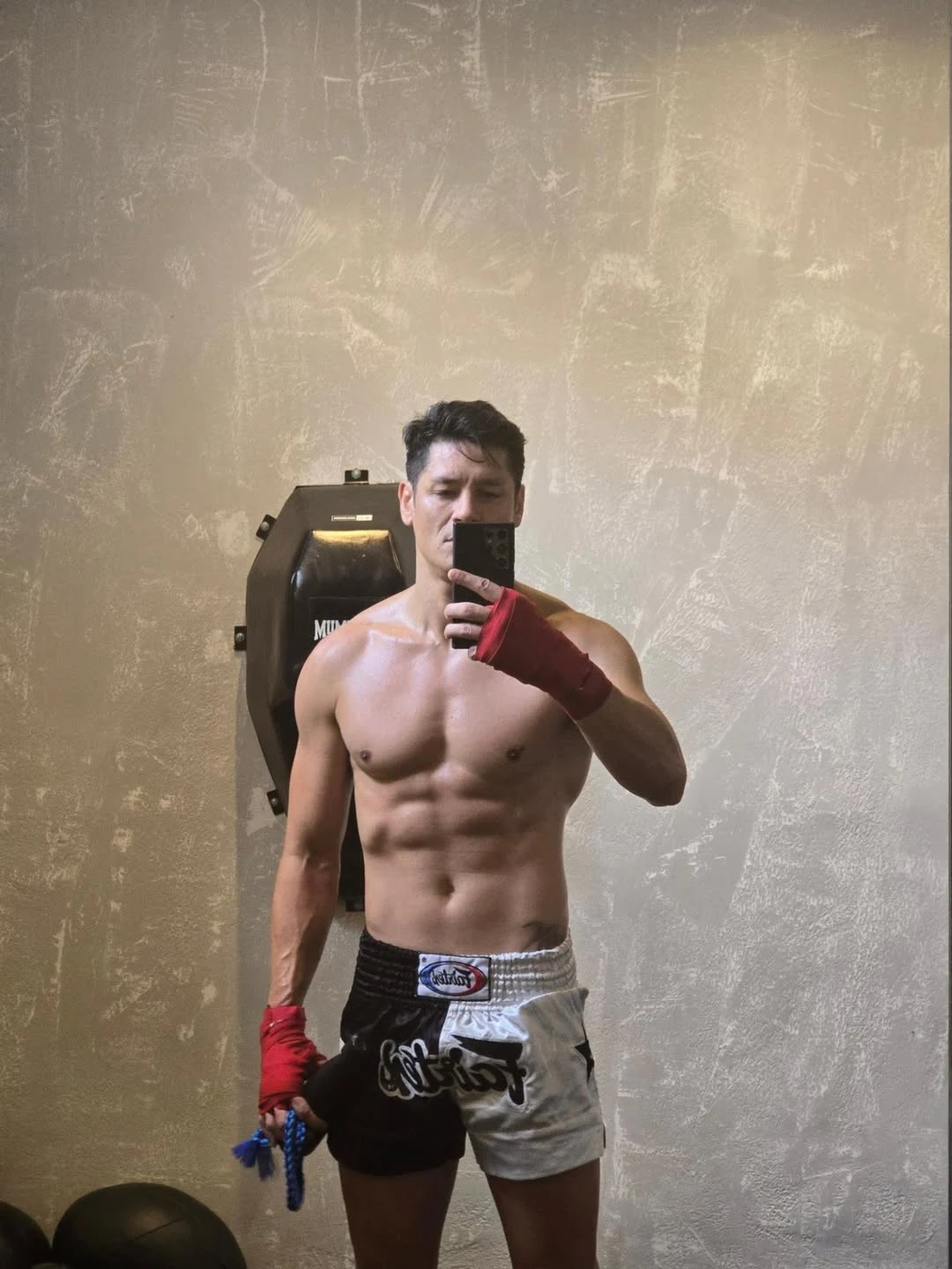 Hideo Muraoka 穿运动短裤赤膊镜前自拍，展示胸腹肌肉