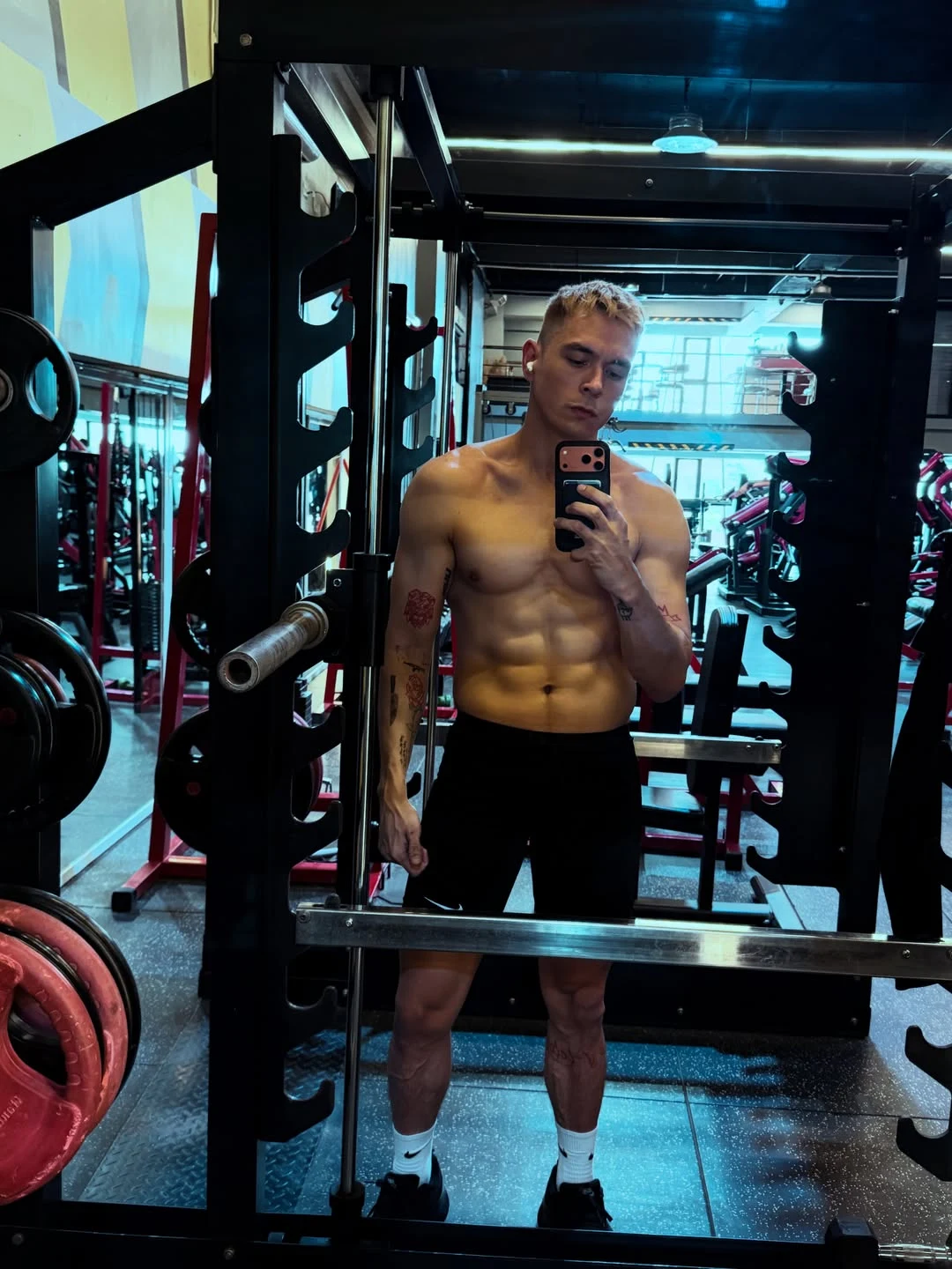 Jake Cuenca 在健身房赤膊镜前自拍，展示胸腹肌肉线条
