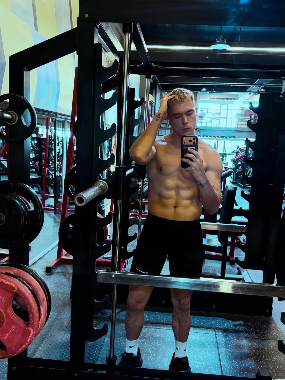 Jake Cuenca 在健身房赤膊镜前自拍，展示胸腹肌肉
