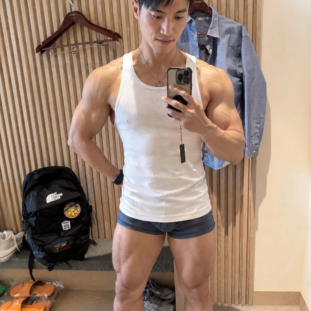 约翰本人 Instagram 原帖中的白色背心、短裤镜面自拍