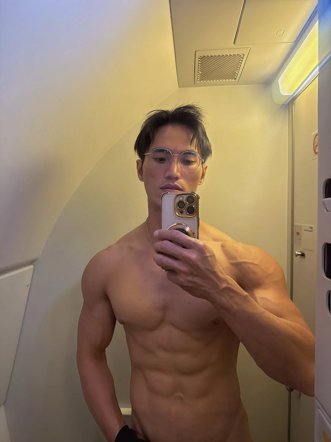 约翰赤膊在室内镜前自拍，清晰展示胸腹与手臂肌肉