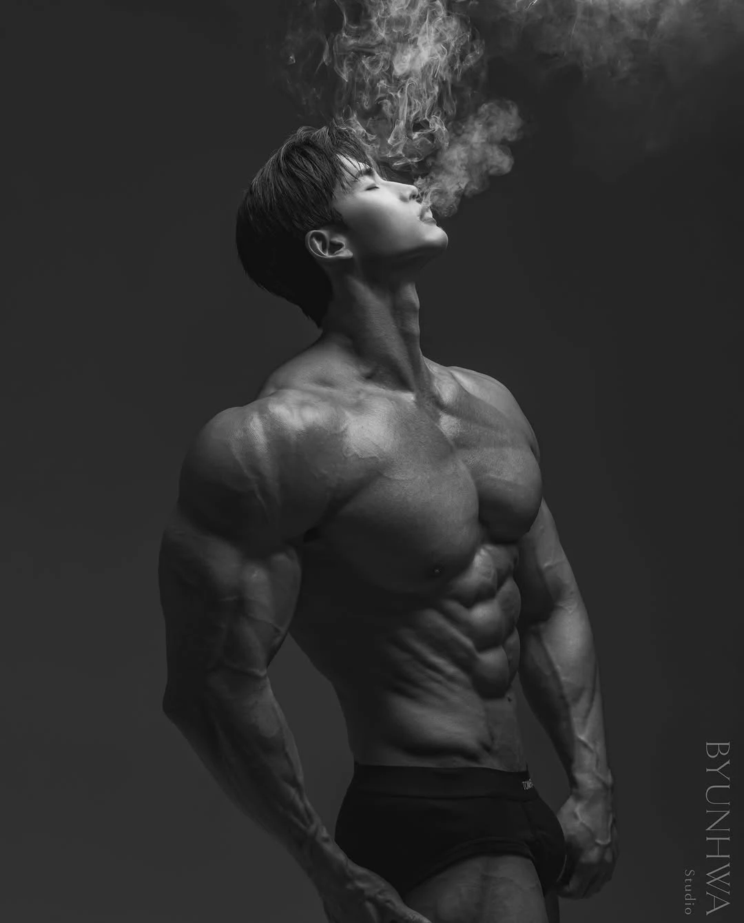 Jung Dae Jin 本人 Instagram 原帖中的黑白身材写真，保留摄影水印