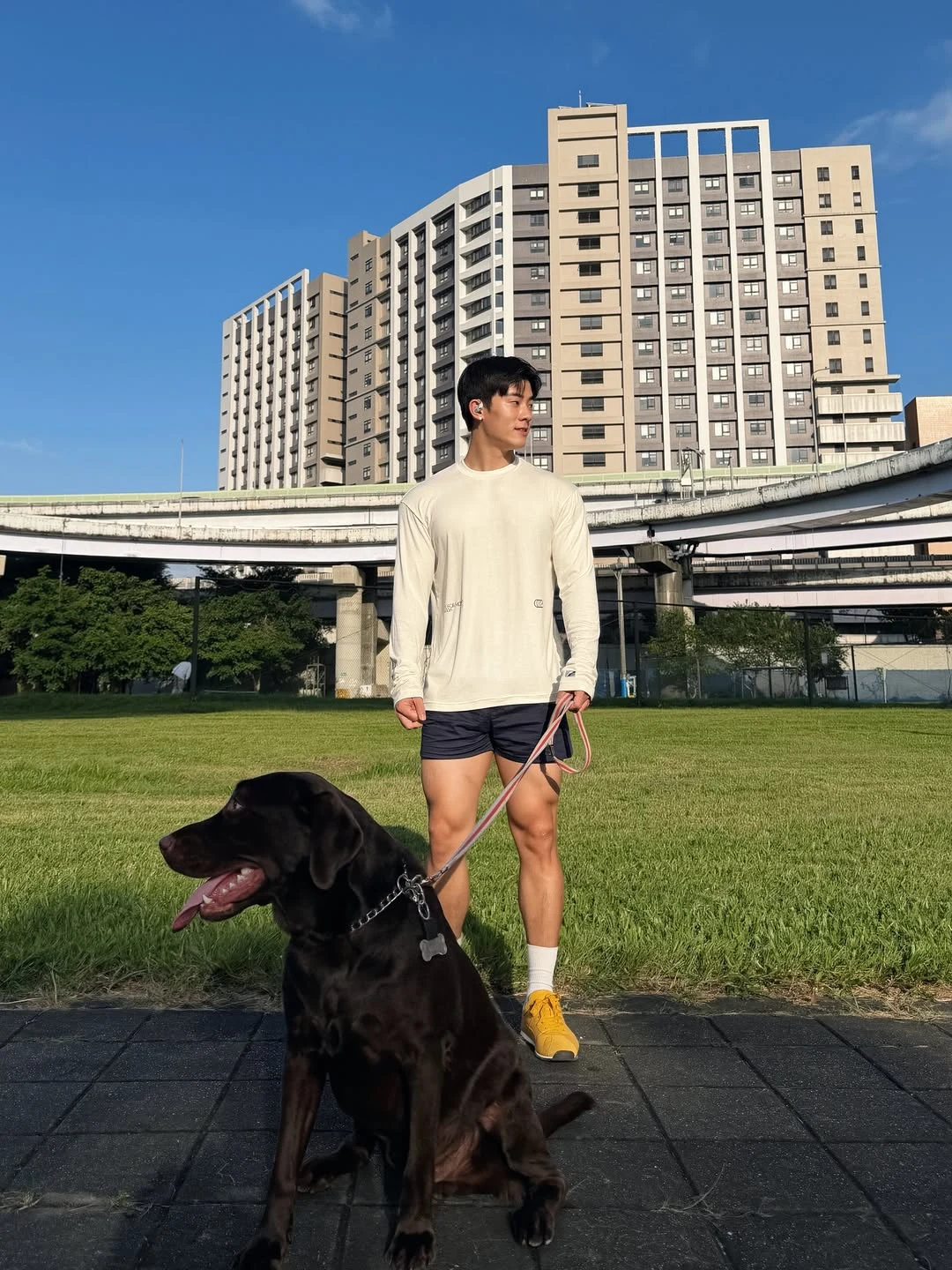 王保罗本人 Instagram 原帖中的户外休闲短裤全身照片