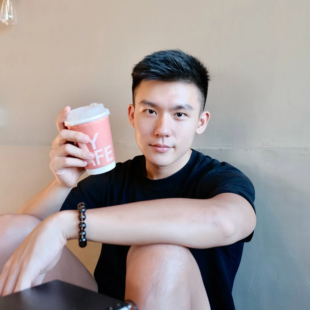 洪仕晟本人 Instagram 原帖中的黑色T恤正面休闲照片
