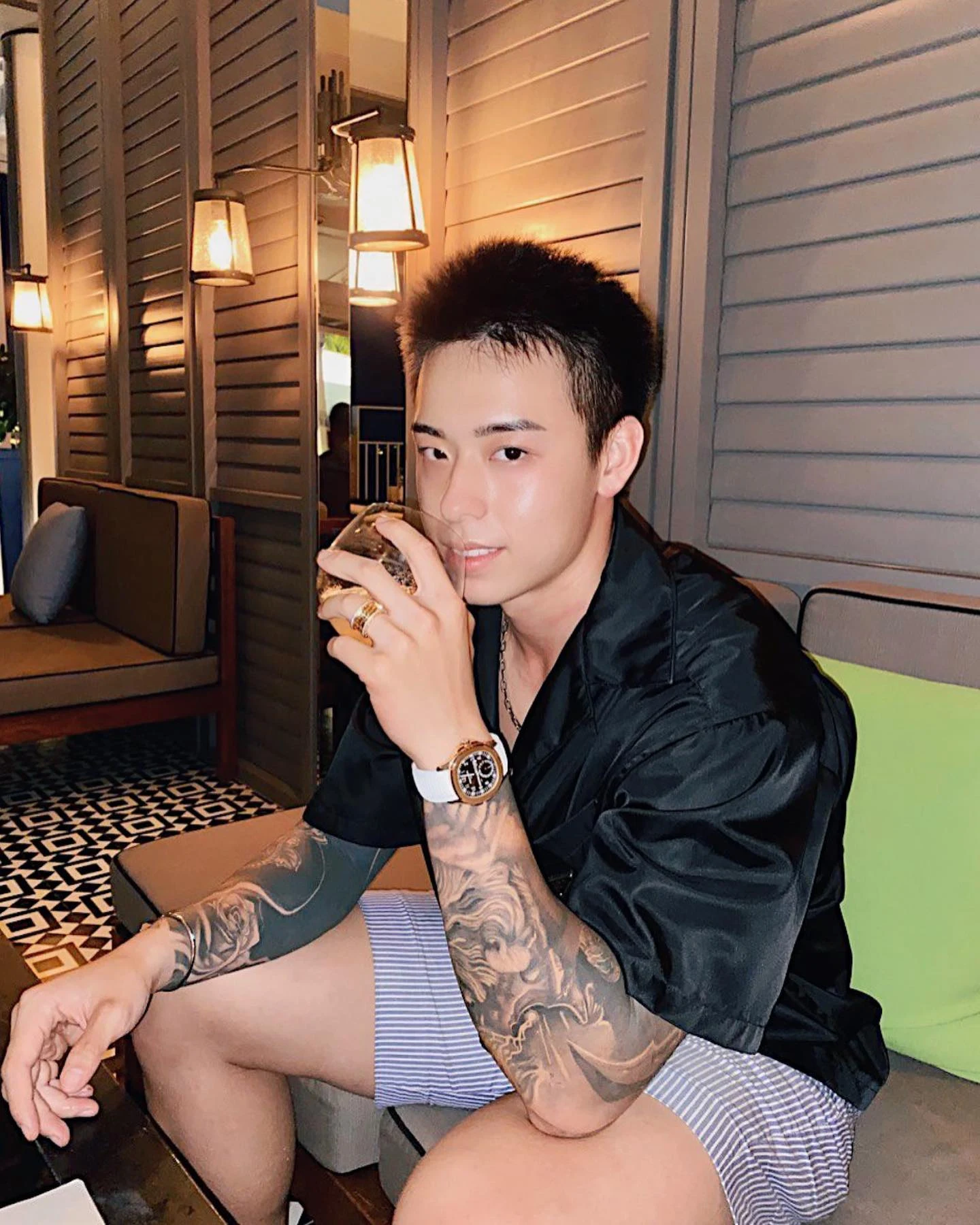 Titus Low 本人 Instagram 原帖中的短发纹身半身坐姿照片