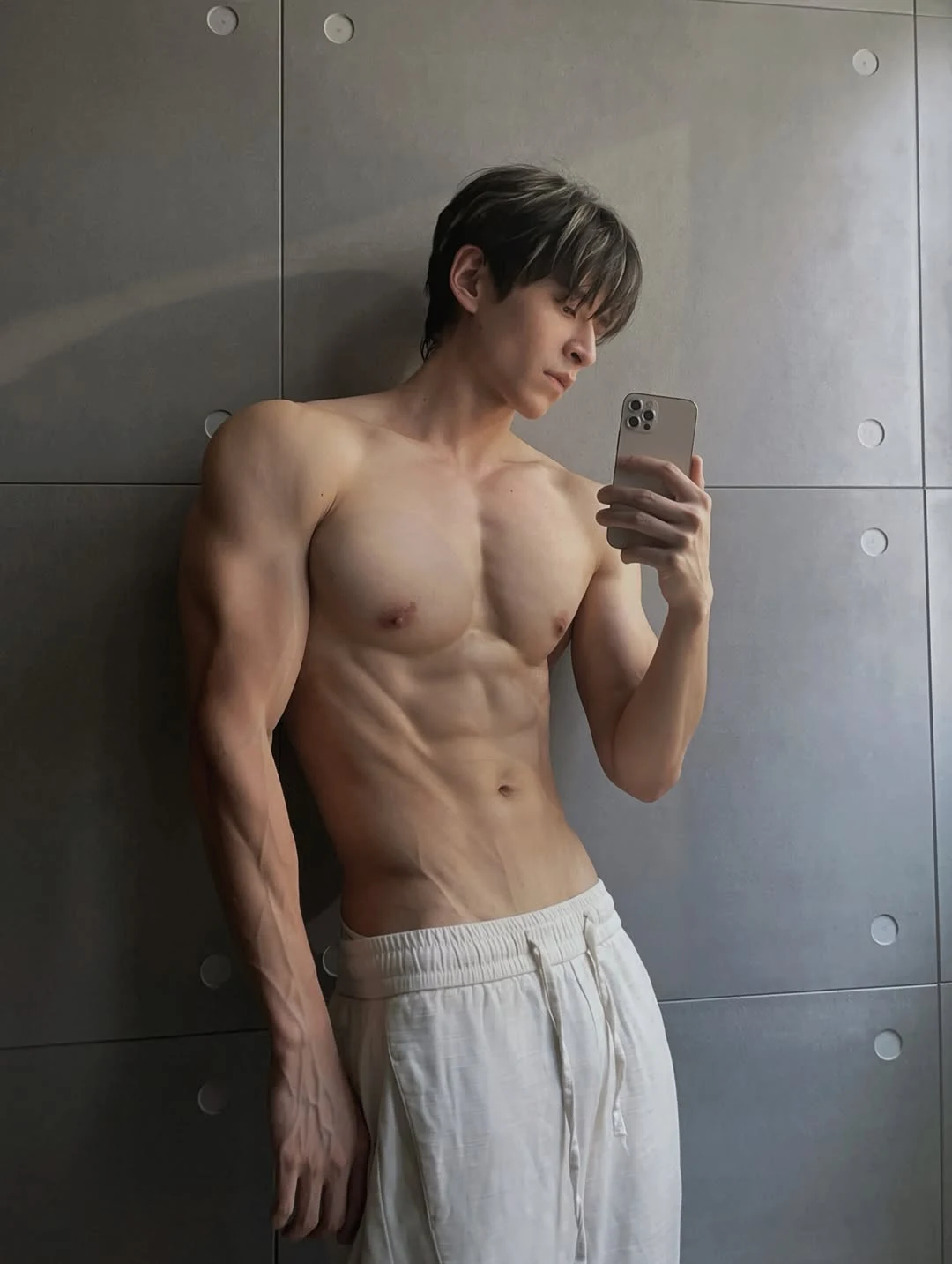 胡伟本人 Instagram 原帖中的镜面上半身与白色休闲长裤照片