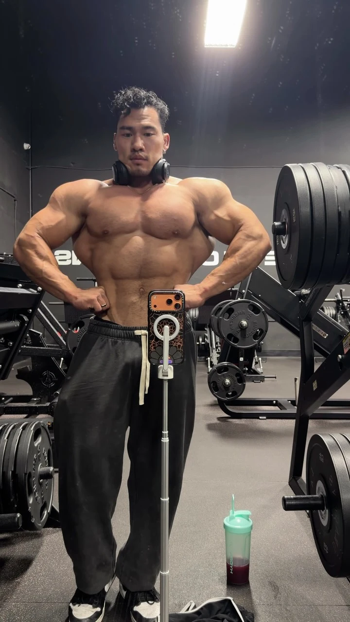 Wilson Lai 本人 Instagram 公开视频封面中的健身房肌肉镜面自拍