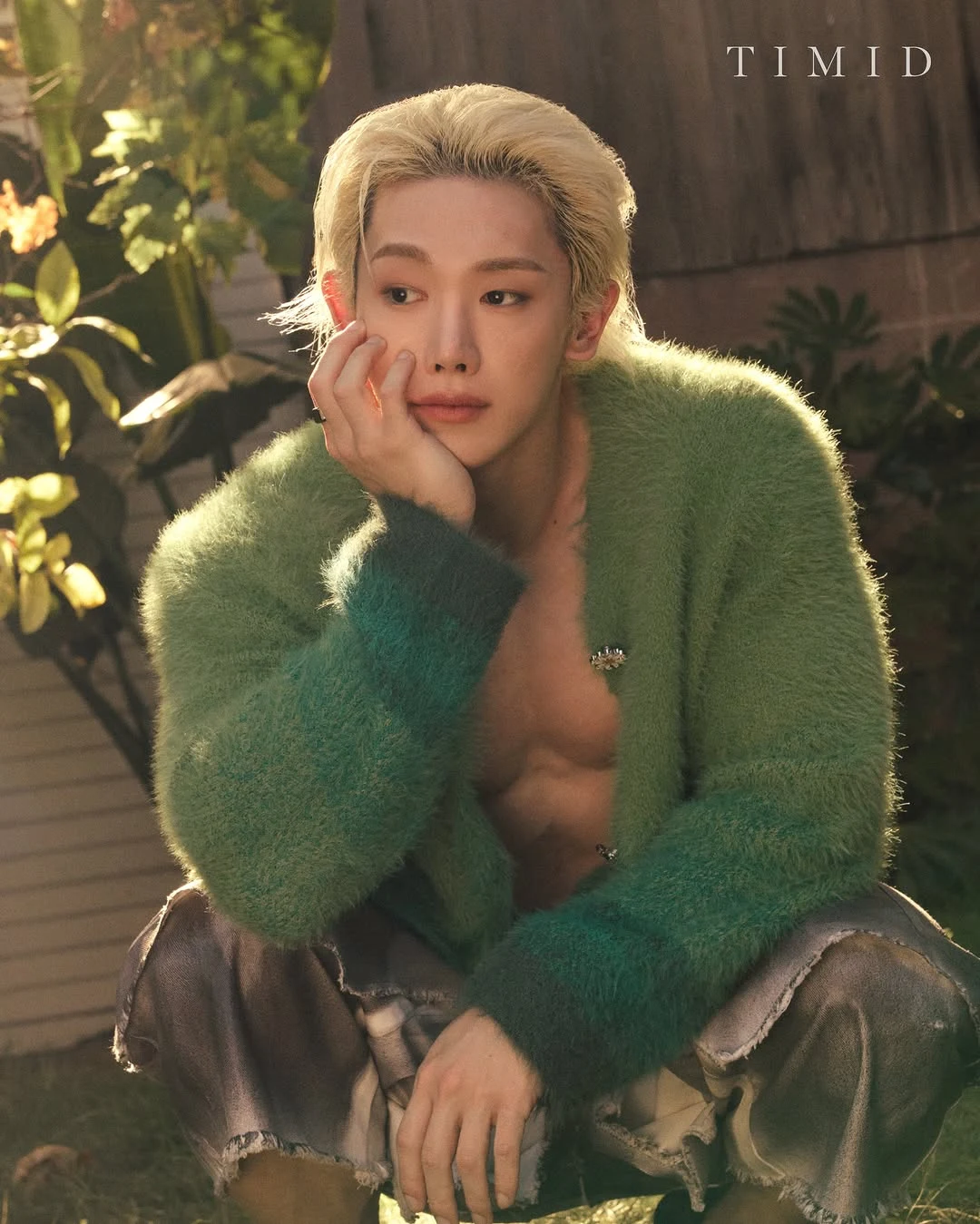 Wonho 穿绿色开襟针织外套，露出胸腹线条的单人杂志写真